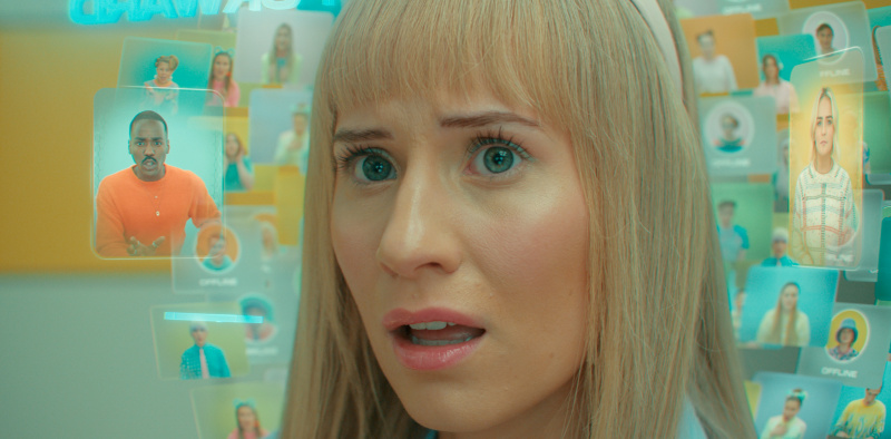  Ένα κοντινό πλάνο του Lindy Pepper-Bean's (Callie Cooke) face in the world of Finetime, where she is surrounded by opaque windows showing other users. There is a window on the left showing the Doctor (Ncuti Gatwa) and one on the right showing Ruby (Millie Gibson).