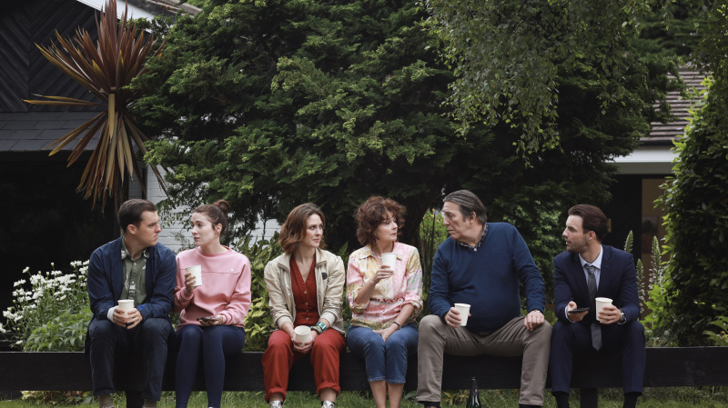   Eoin Duffy comme Rory, Siobhan Cullen comme Caroline, Roisin Gallagher comme Shiv, Pom Boyd comme Bernie, Ciaran Hinds comme Tom et Adam Richardson comme Ant dans The Dry