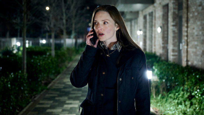   Robin primește o amenințare cu moartea la telefon în Strike: The Ink Black Heart