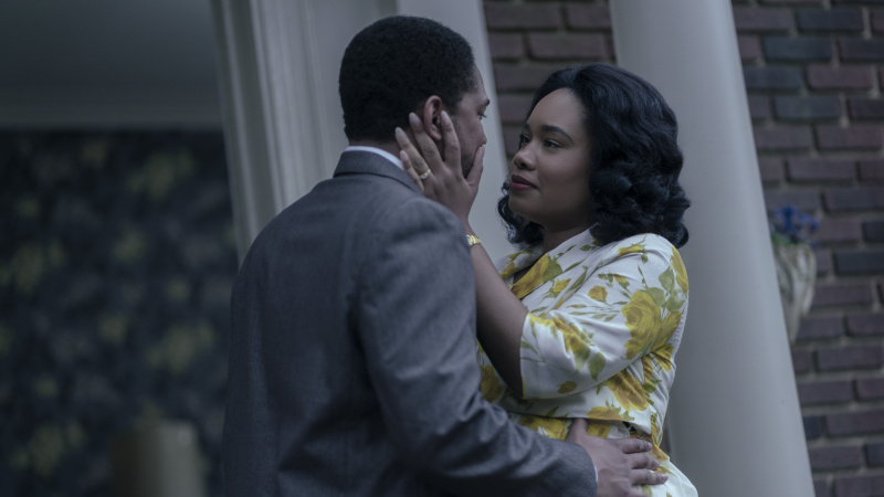   Kelvin Harrison Jr. και Weruche Opia ως Martin Luther King Jr. και η Coretta στο An Embrace in Genius: MLK/X Episode
