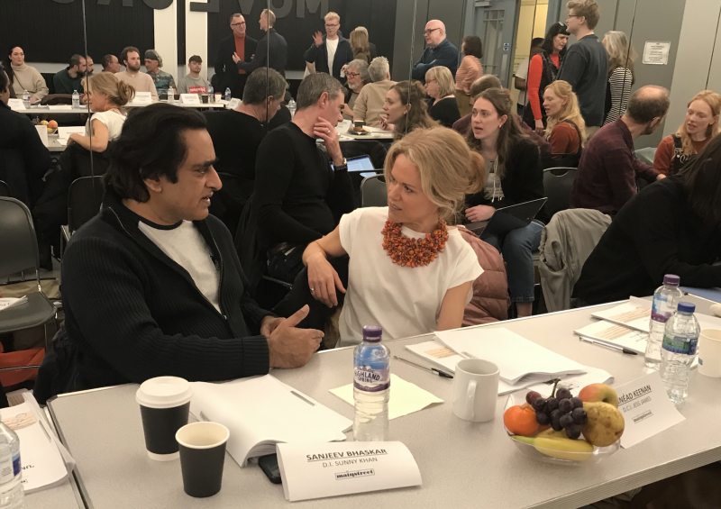  Sinead Keenan ve Sanjeev Bhaskar bir senaryo okurken