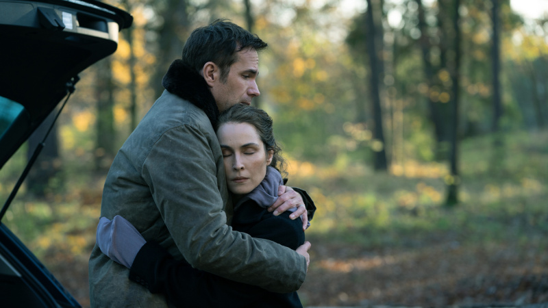   Noomi Rapace ja James D'Arcy in Constellation episode 8