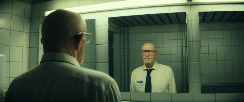  Jonathan Banks รับบทเป็น Henry ในกลุ่มดาว