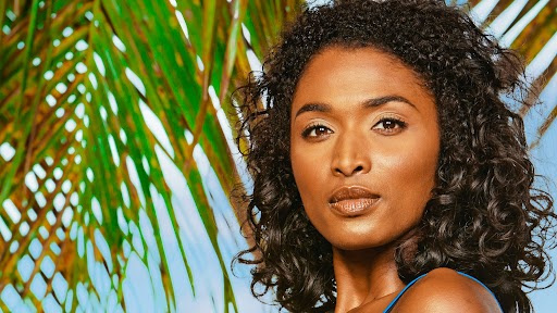   Sara Martins jako Camille Bordey w „Śmierci w raju”.