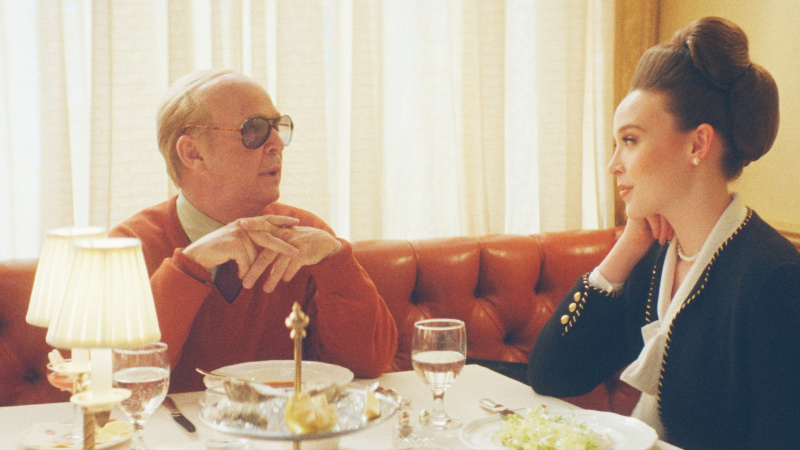 Tom Hollander a Ella Beatty vo filme Feud: Capote vs the Swans