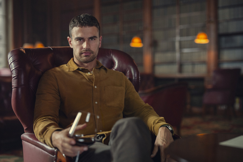 Θα επιστρέψει ο Theo James ως Eddie Horniman στη 2η σεζόν του The Gentlemen;