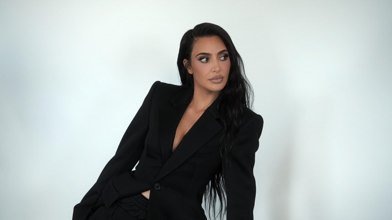  Kim Kardashian, Kardashians Sezon 5'te tüm siyahta poz veriyor