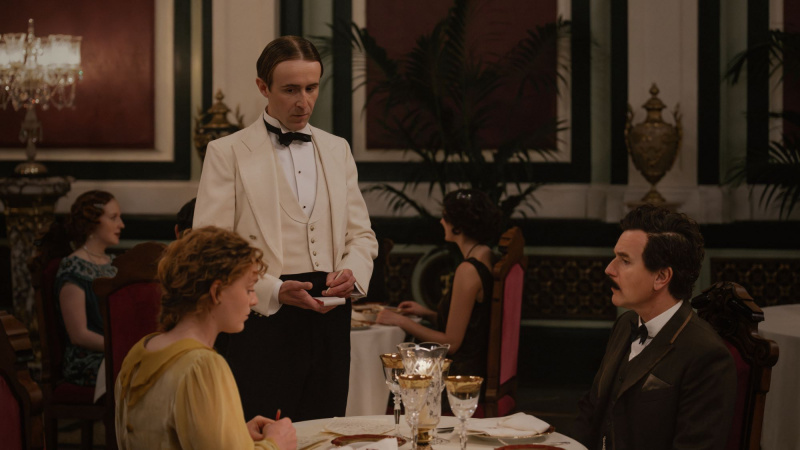   Leah Balmforth, John Heffernan และ Ewan McGregor ใน A Gentleman in Moscow