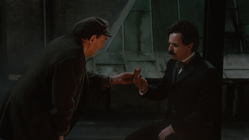   Dermot Crowley และ Ewan McGregor ใน A Gentleman in Moscow