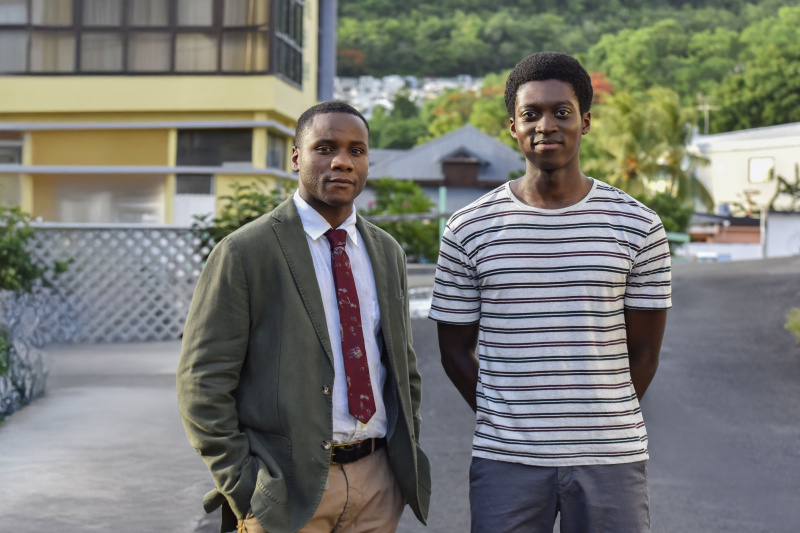  Çavuş JP Hooper (Tobi Bakare) ve Benjamin Brice (Anthony J Abraham) kameraya bakarak sokakta duruyor. JP'nin ellerini ceplerinde ve Benjamin'in elleri arkasından sıktı.