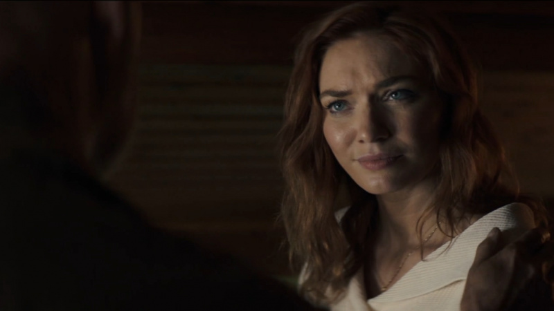   Brian polaže ruku na Evie's shoulder in The Couple Next Door episode 6.