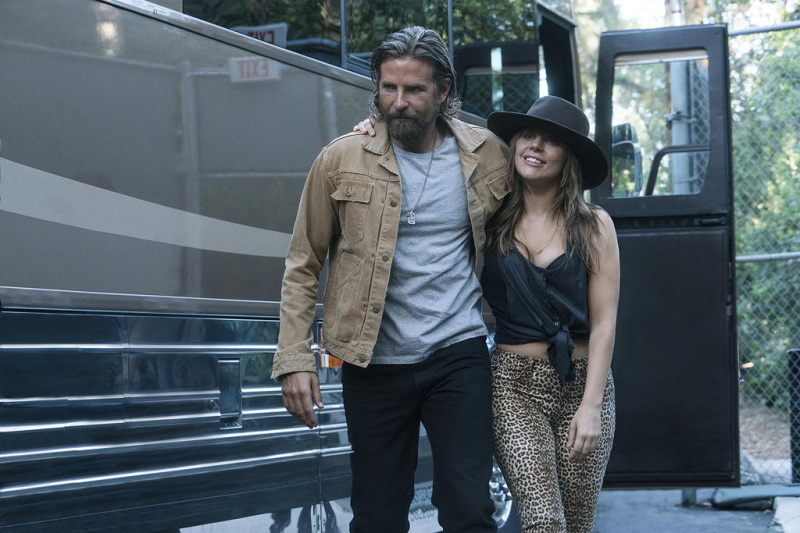   Hlavné postavy si zahrali Bradley Cooper a Lady Gaga