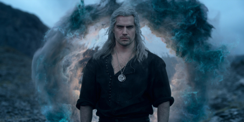   Geralt (Henry Cavill) stoji ispred portala u trećoj sezoni The Witcher