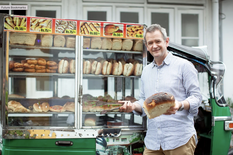   Alexander Armstrong u Šri Lanki: voditelj pozira s lokalnim kruhom