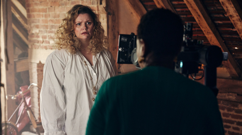   Aşağıdaki Olaylar'daki Alice (Rebekah Staton) Bir Yalan Paketine Dayalı