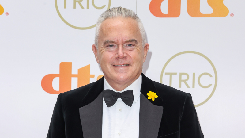   Huw Edwards participando do TRIC Awards em 2021