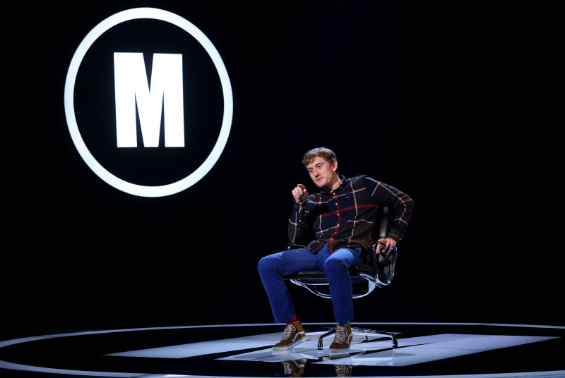   Dnes večer TV James Acaster v slávnom kresle