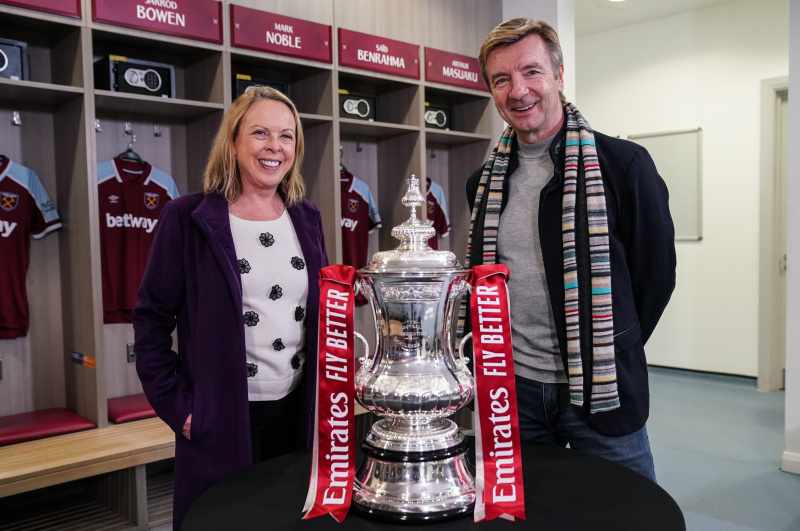   TV esta noche Jayne Torvill y Christopher Dean.