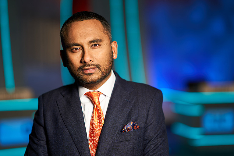   Amol Rajan เป็นเจ้าภาพการแข่งขันมหาวิทยาลัยปี 2023