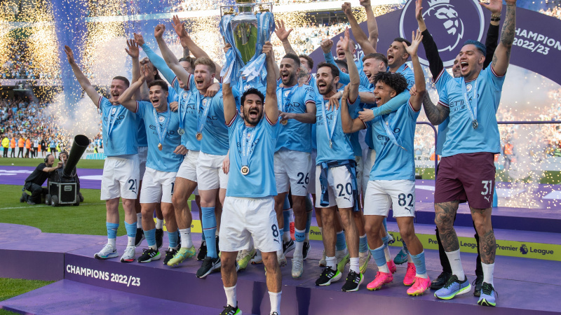   Manchester City tähistab Premier League'i karikaga pärast Premier League'i võitu Etihad Stadiumil 21. mail 2023