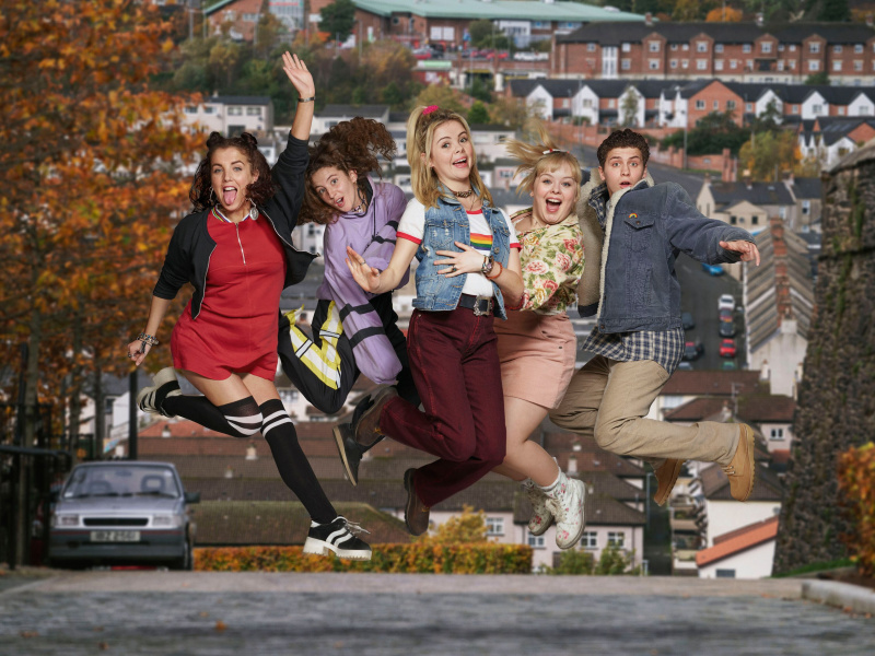   Derry Girls hyppää ilosta.