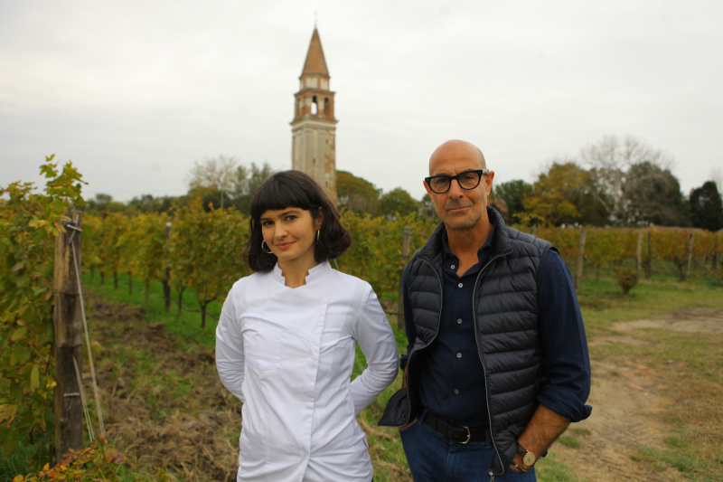   Stanley Tucci ยืนถัดจากเชฟ Chiara Pavan ที่ Ristorante Venissa ในเมืองเวนิส