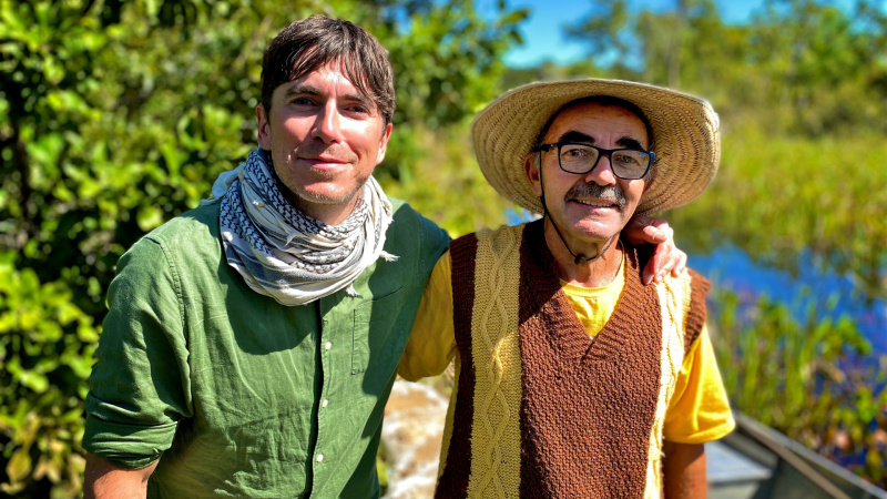   Simon Reeve ถ่ายภาพกับชาวนา Ruivaldo Andrade ในบราซิล