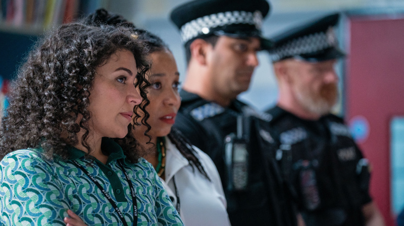  Jamiliah Omar (SONIA IBRAHIM) และ Valerine Chambers (SHAUNA SHIM) ยืนข้างเจ้าหน้าที่ตำรวจที่ถนน Waterloo