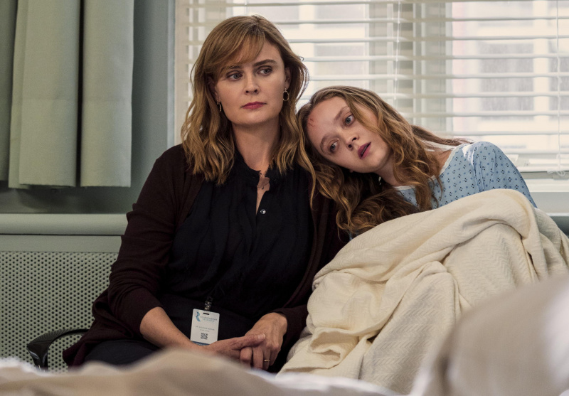   Emily Deschanel ve Madeleine Arthur başrolde.