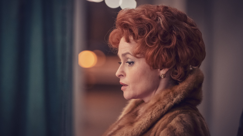   HELENA BONHAM CARTER kot Nolly in MARK GATISS kot Larry Grayson v Nolly