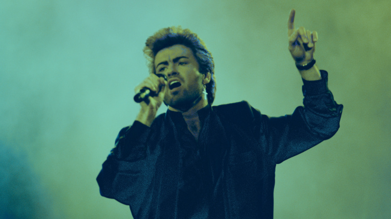   George Michael บนเวทีที่ Wembley Arena ในปี 1987