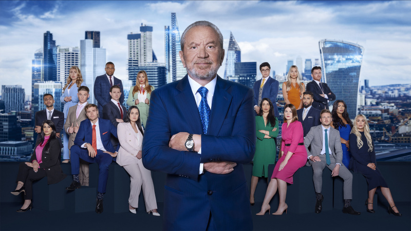   Lord Sugar seisoo The Apprentice 2023 -kilpailijoiden edessä, jotka on koottu kahteen ryhmään.