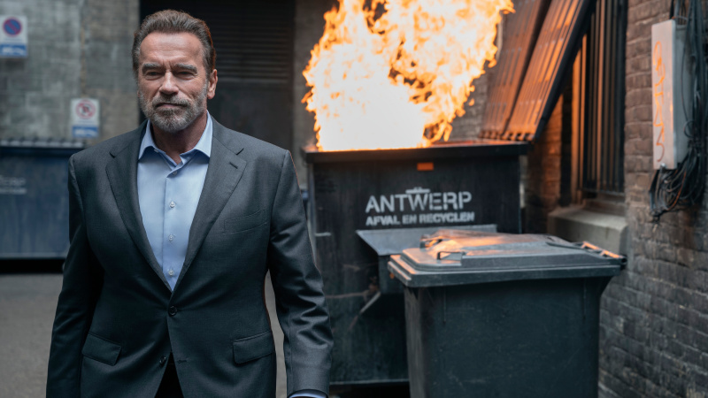   Luke Brunner (Arnold Schwarzenegger) si allontana da un incendio in un cassonetto in FUBAR