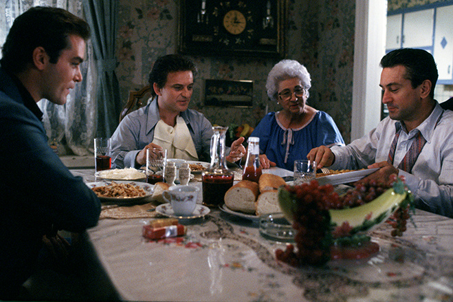  Henry Hill, Tommy Devito ve Jimmy Conway, Devito ile akşam yemeği yiyor's mother in Goodfellas
