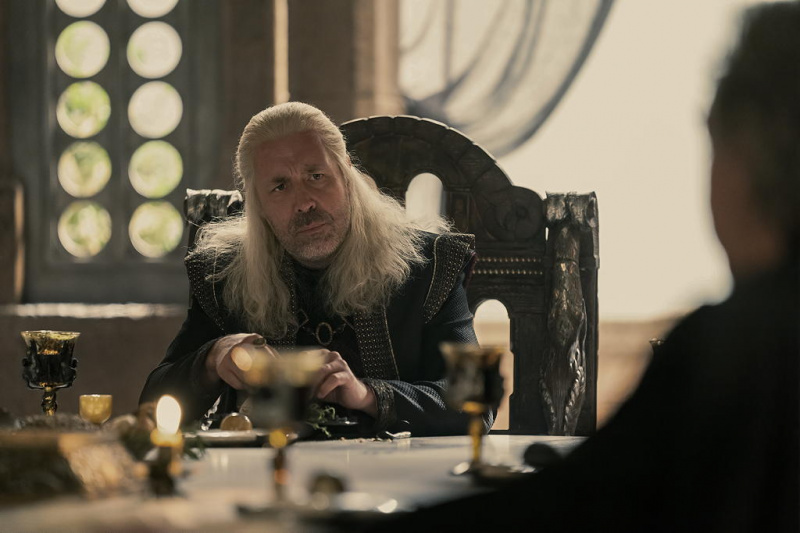   Kral Viserys, kızının durumunu değerlendiriyor.