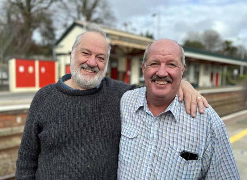   TV esta noite, os irmãos Bruce e Kevin estão reunidos.