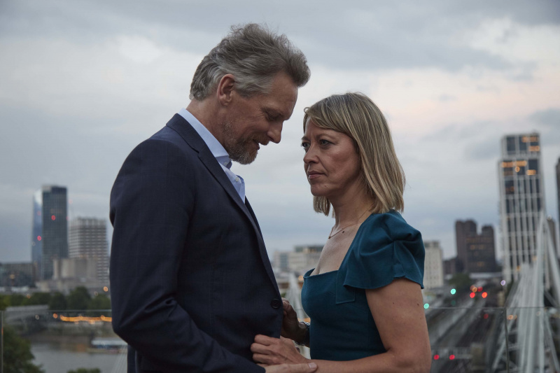  Tv esta noite Hannah considera uma oferta de mudança de vida de Christie