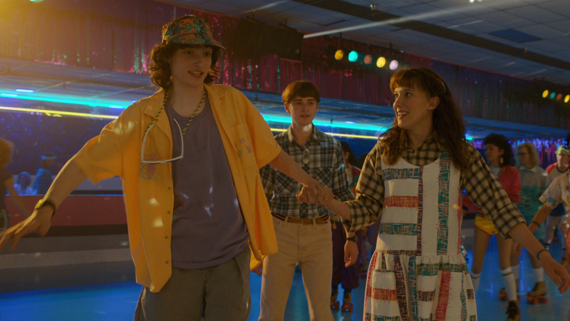   TV Tonight Finn Wolfhard และ Millie Bobby Brown จับมือกันขณะเล่นโรลเลอร์สเก็ตใน Stranger Things