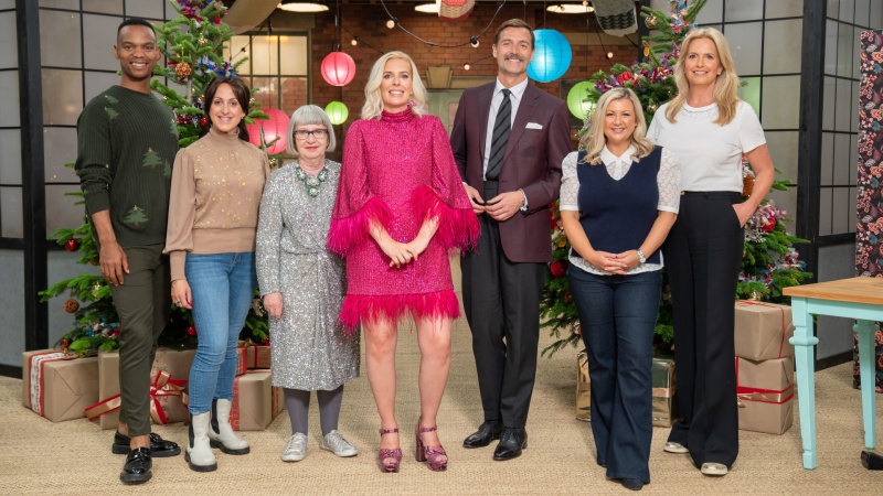   Johannes Radebe, Natalie Cassidy, sodnica Esme Young, voditeljica Sara Pascoe, sodnik Patrick Grant, Rosie Ramsey, Penny Lancaster. (L-R)