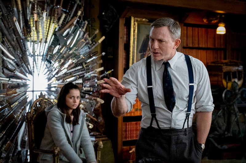   Dnes večer hrá Daniel Craig.