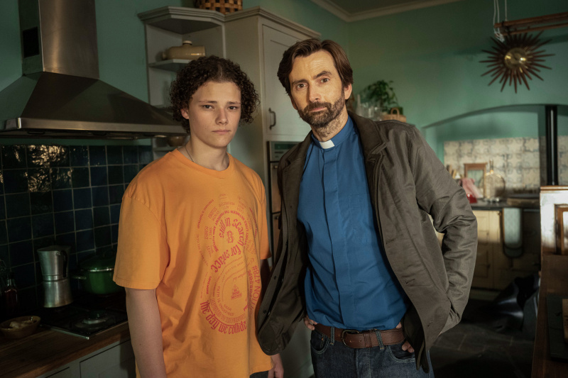   Ben Watling rolünde Louis Oliver ve baba Harry rolünde David Tennant.