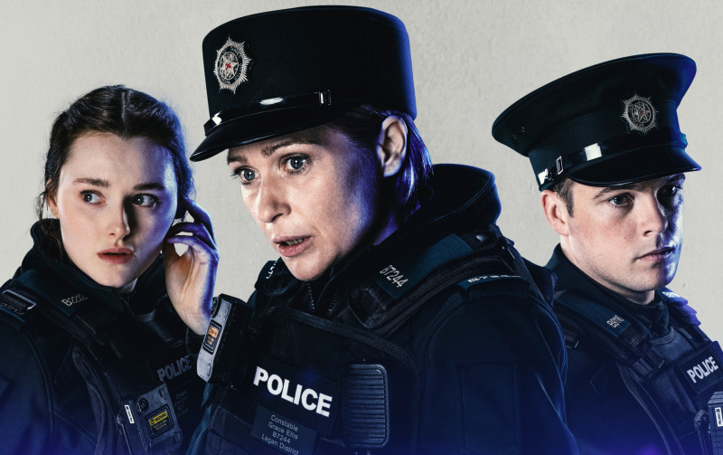   Сините светлини по BBC1 участват в ролите на Катрин Девлин, Сиян Брук и Нейтън Браниф като новобранец, полицай от Белфаст.