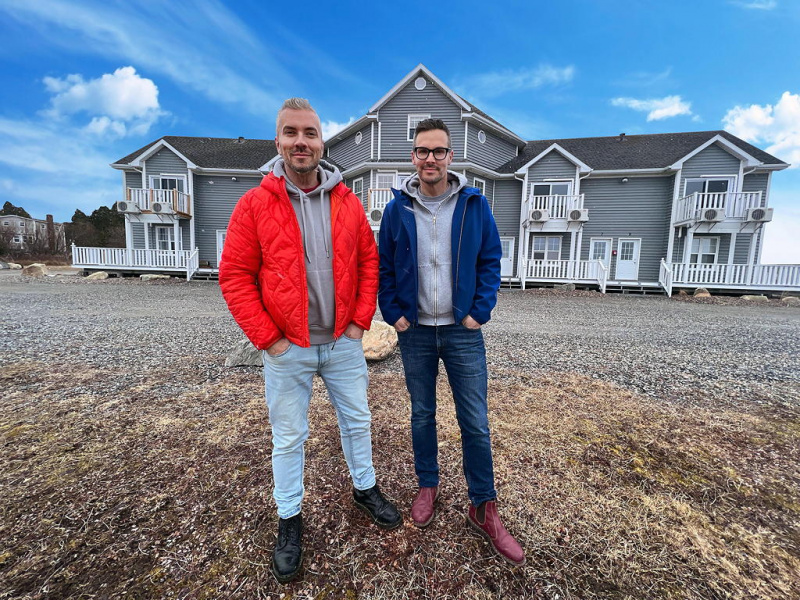   Justin ve Colin otellerinin önünde.