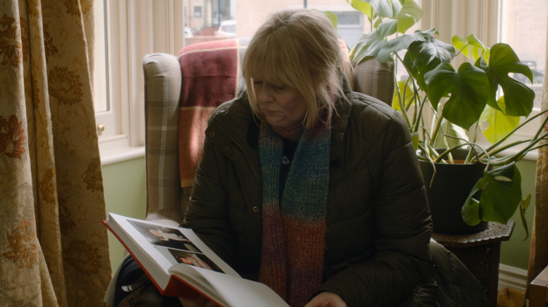   Catherine Cawood (Sarah Lancashire) prelistava foto album u 3. sezoni Happy Valley