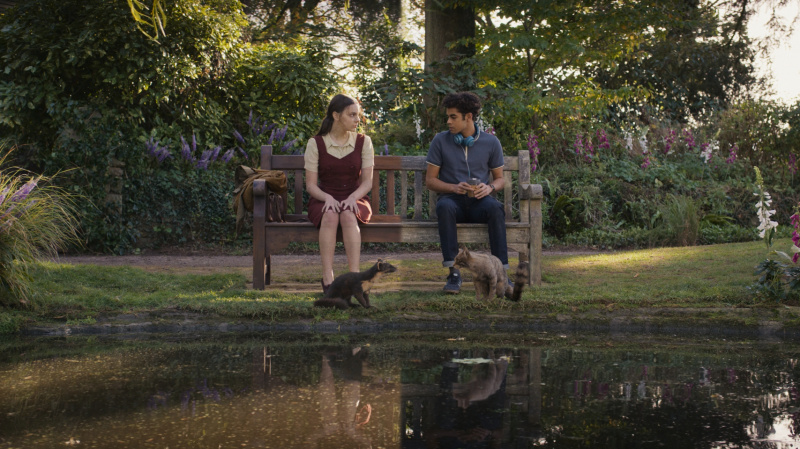   Lyra (Dafne Keen) i Will (Amir Wilson) sjede zajedno na klupi