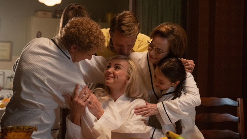   Trixie Franklin (Helen George) in einem Gewand, umgeben von den anderen Krankenschwestern in Call the Midwife