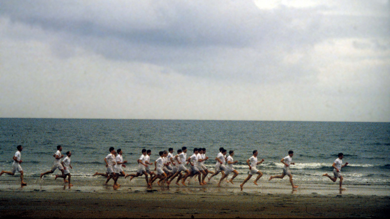   Menschen, die in Chariots of Fire am Strand laufen