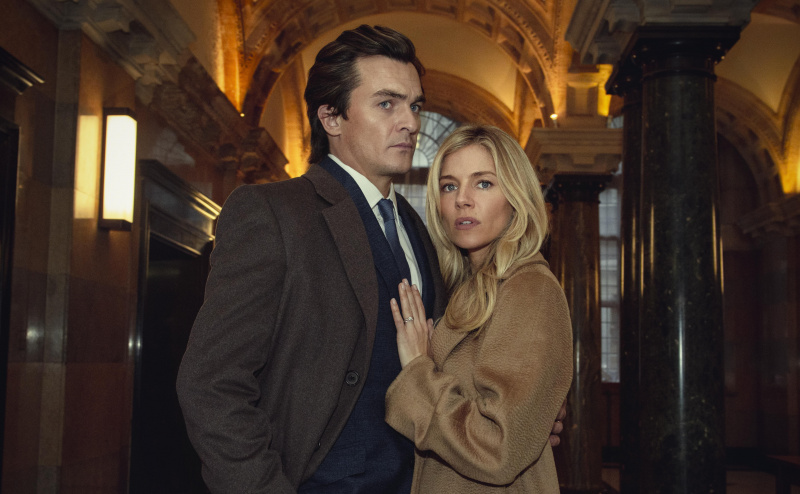   TV šį vakarą vaidina Rupertas Draugas ir Sienna Miller.