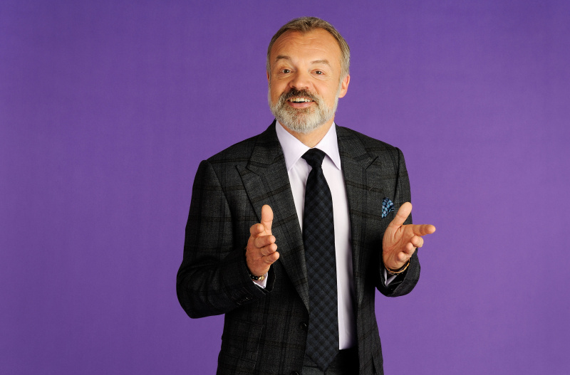   Graham Norton กับฉากหลังสีม่วง