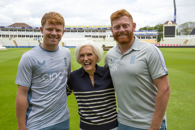  Keilattiin: Mary Ollie Popen ja Jonny Bairstow'n kanssa.